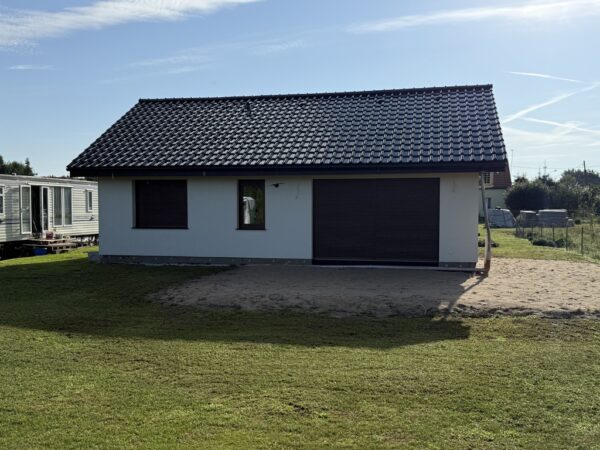 Nowy, wykończony dom parterowy i domek holenderski