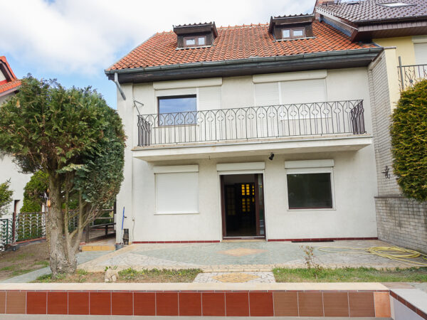 Pół bliźniaka, 2 garaże, basen, działka 613 m2,